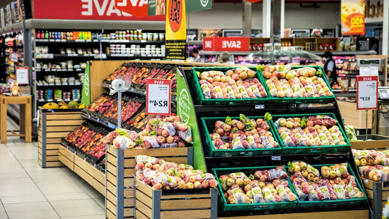 Market rafında fiyat etiketleri